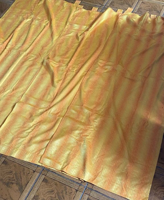 Cortinados amarelos alaranjados