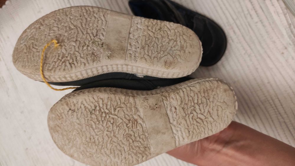 Ботінки та кеди дитячі подарую