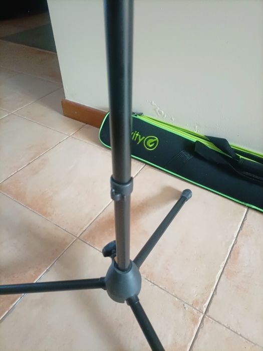 Vendo Suporte Microfone HÉRCULES com saco neoprene GRAViTY