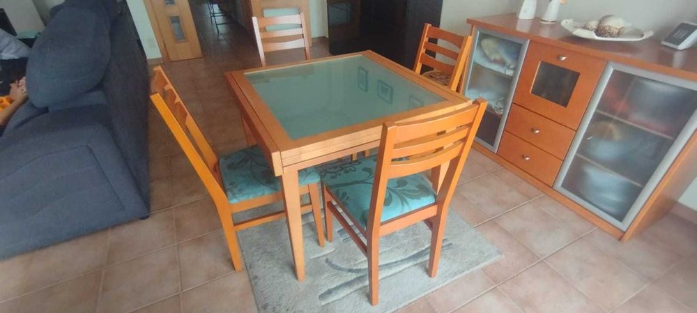 Mesa de sala e aparador