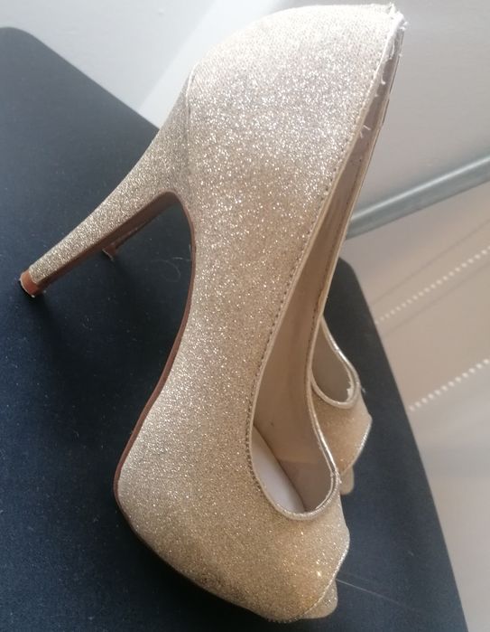 Sapatos Aldo dourados
