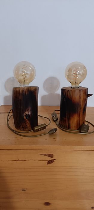 Candeeiro rústico madeira feito á mão.