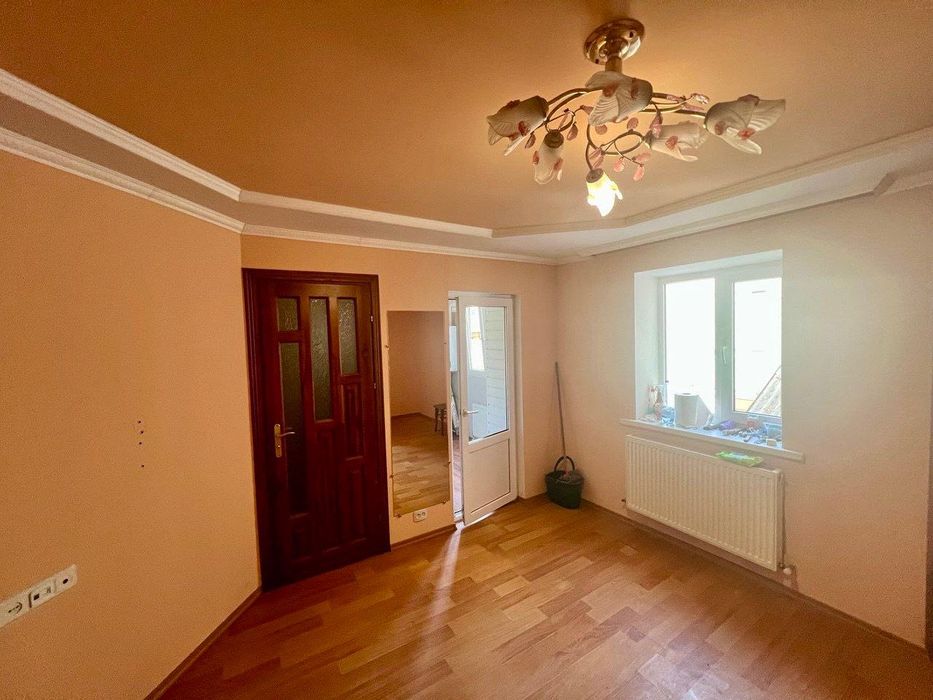 Продається 2-кімнатна квартира в самому центрі міста. Чортків