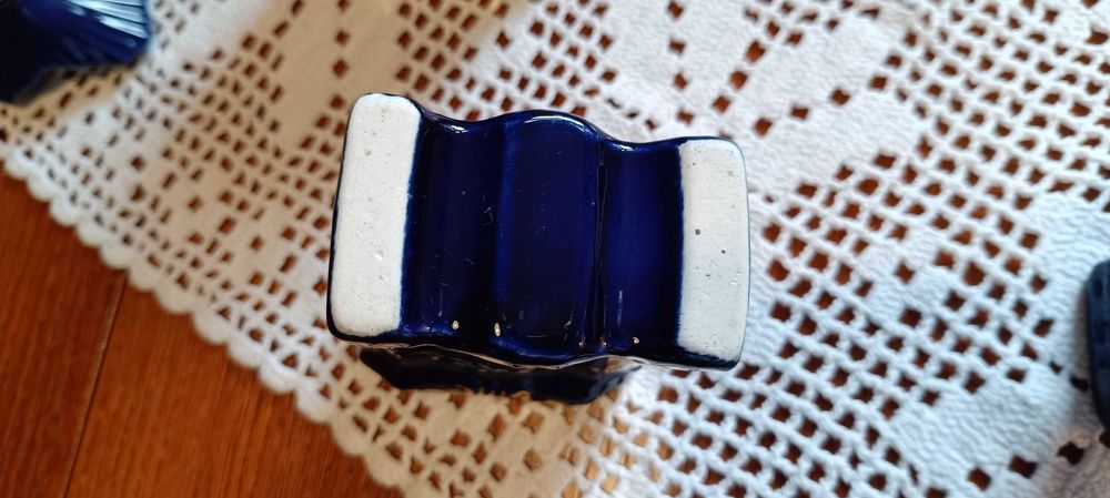 Pojemniki kobaltowe z porcelany złoconej