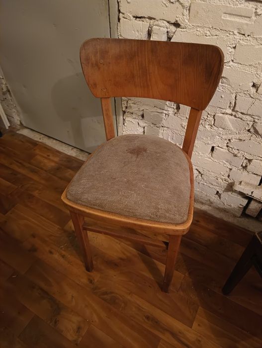 Krzesło PRL w stanie oryginalnym.