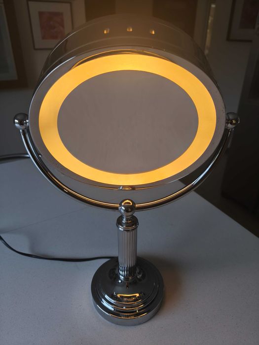 Lusterko kosmetyczne RENINGTON. Podświetlane na dotyk, dwustronne.