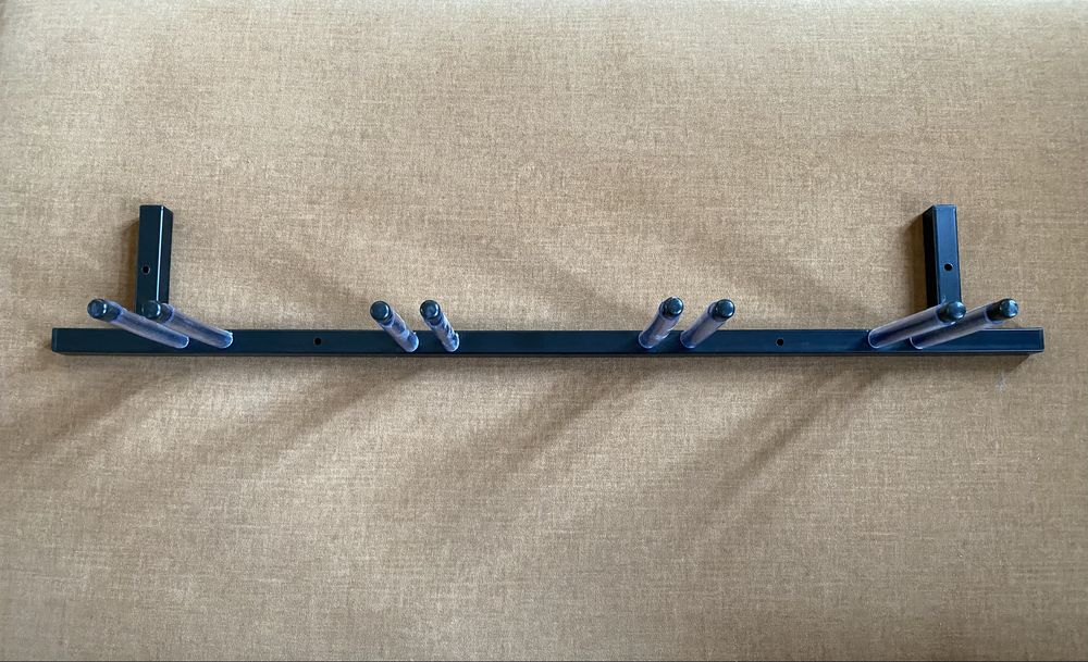 Wieszak ścienny na narty