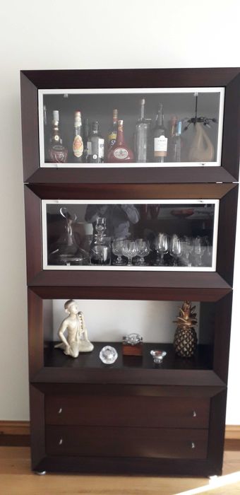 cristaleira para sala de jantar em madeira tipo wengê com 1,0x2,0m