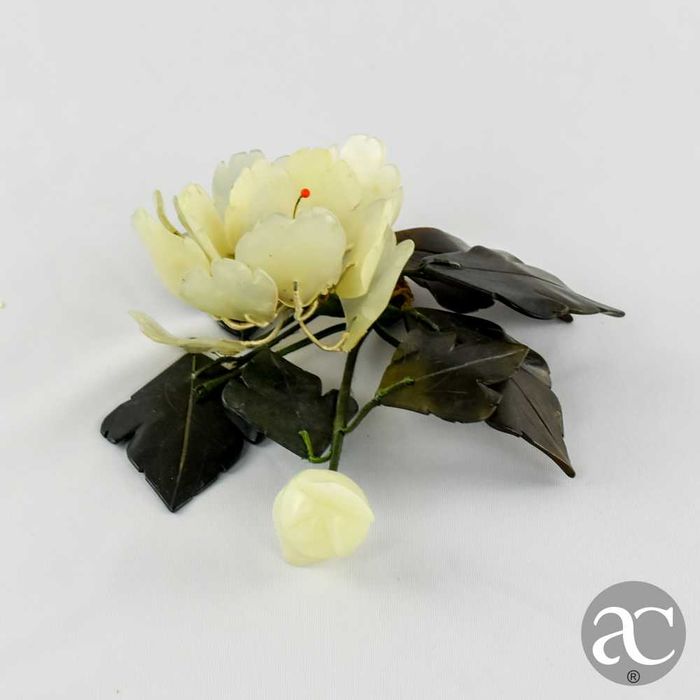 Arranjo floral, China, feito em pedra, quartzo e jade
