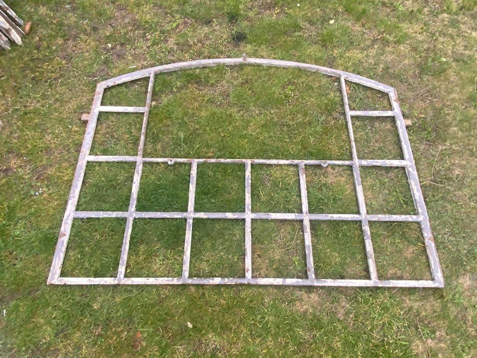 Stare solidne łukowe okno żeliwne