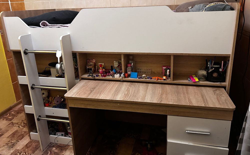 Ліжко з столом та 2 поверхом