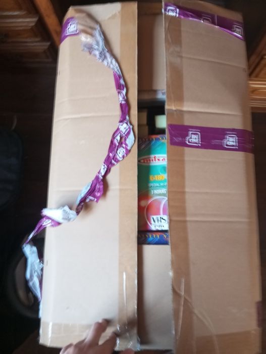 Vendo leitor de VHS com televisão e mais de 100 VHS