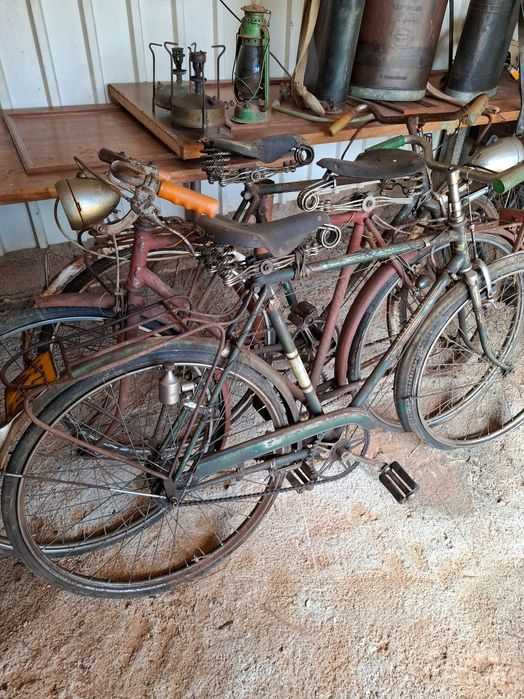 Bicicletas antigas e outras antiguidades