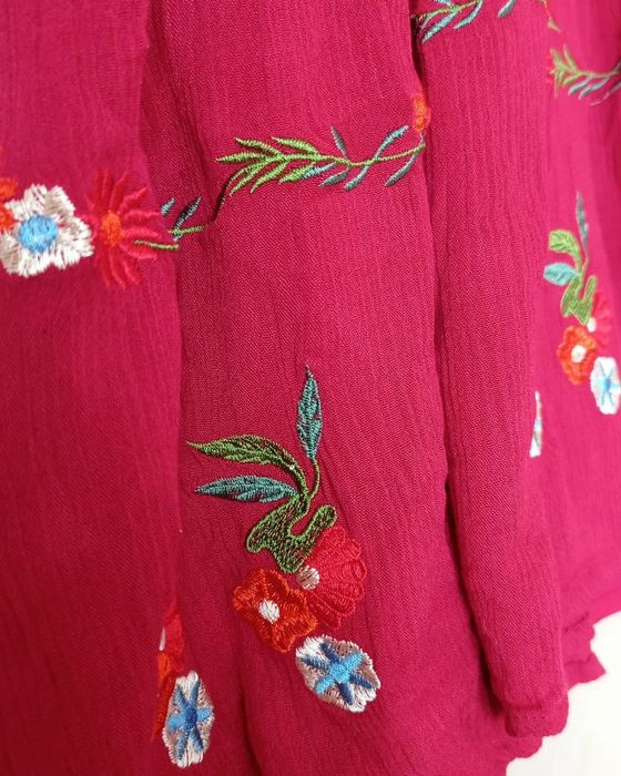 Неповторна вишита сукня Cameo Rose від New Look, темно-червона