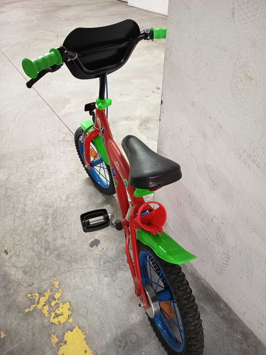 Bicicleta de menino com algumas marcas de uso mas em bom estado