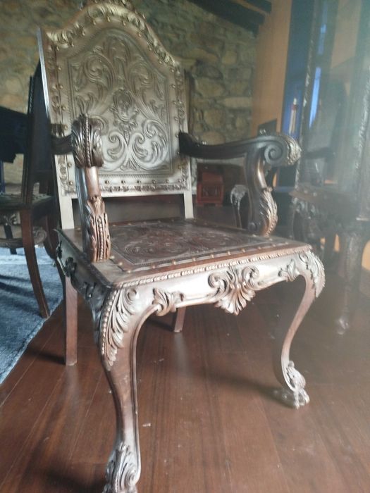 Conjunto de 2 Cadeirões Clássicos Barrocos – Madeira Entalhada e Couro Lavrado