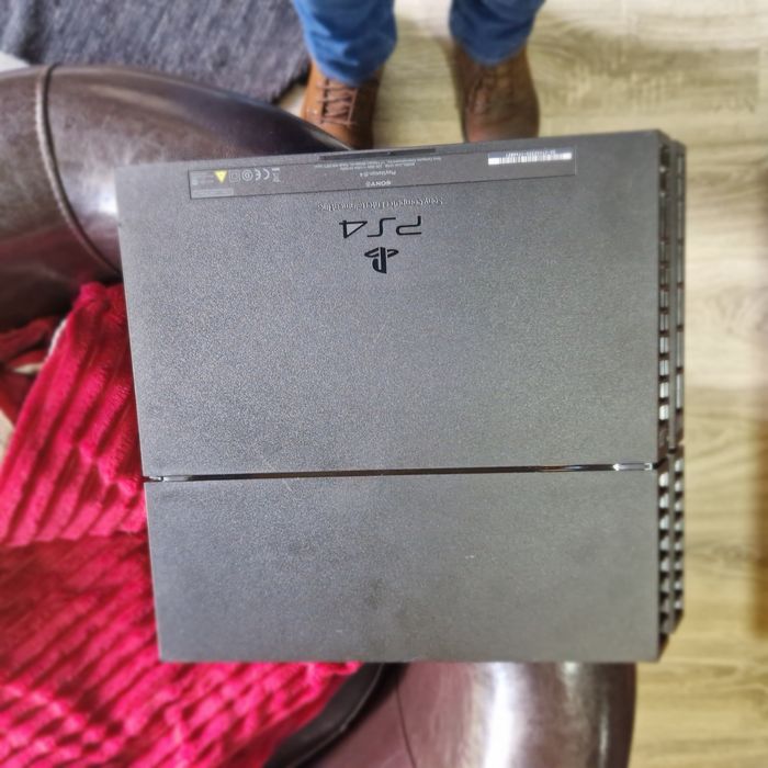 Ps4 1T com dois comandos