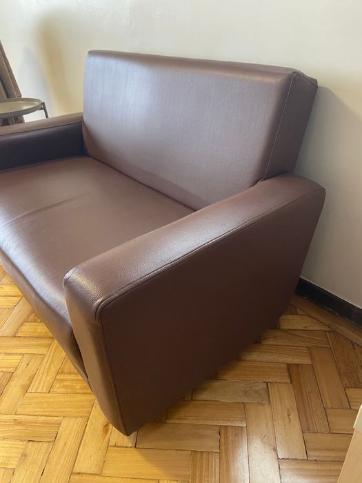 Sofá 2 lugares em pele sintética castanho