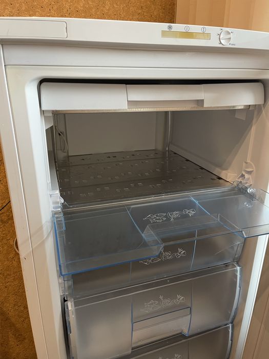 Морозильна камера  BEKO