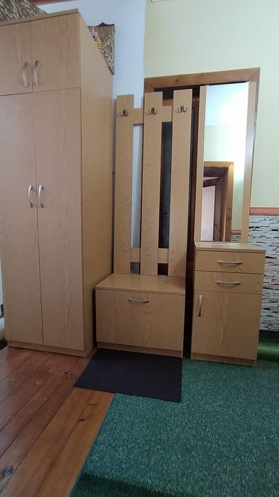 Меблі в прихожу(шафа, дзеркало, тумбочки..)