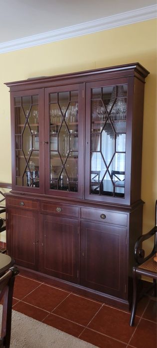 Conjunto de Sala de Jantar Clássico em Madeira – Mesa Extensível, 8 Cadeiras, Aparador e Cristaleira