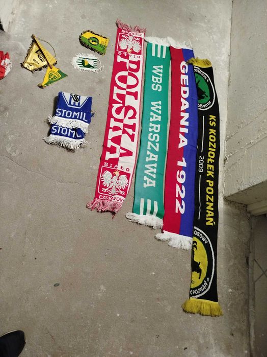 Szaliki kibica oraz husty i proporczyki gadżety kibica