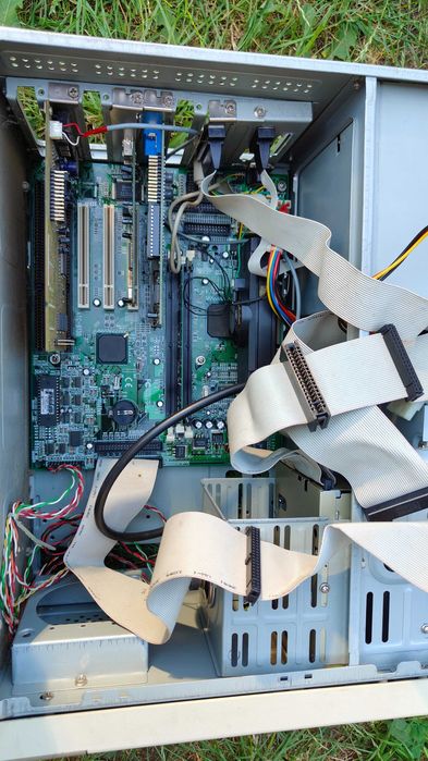 Stary komputer Retro Intel Pentium fw82443lx