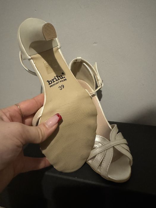 Sandałki na obcasie brilu