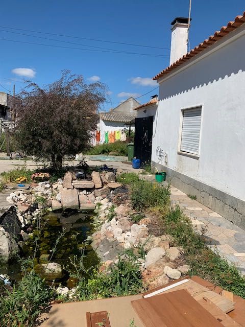 Moradia (Área B 356m2 e Terreno 852m2) a 200m da Estação CP de Pegões