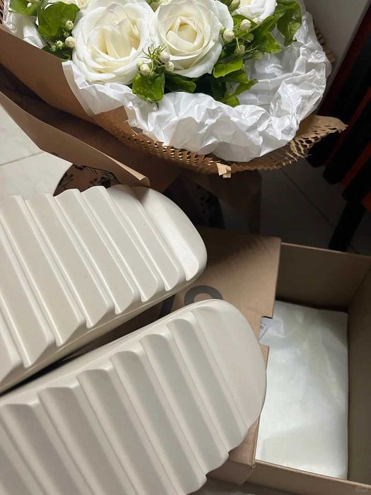 adidas Yeezy Slide Bone   R. 39