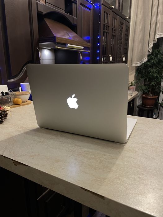 Продам макбук 2017 року + cinema display 24’