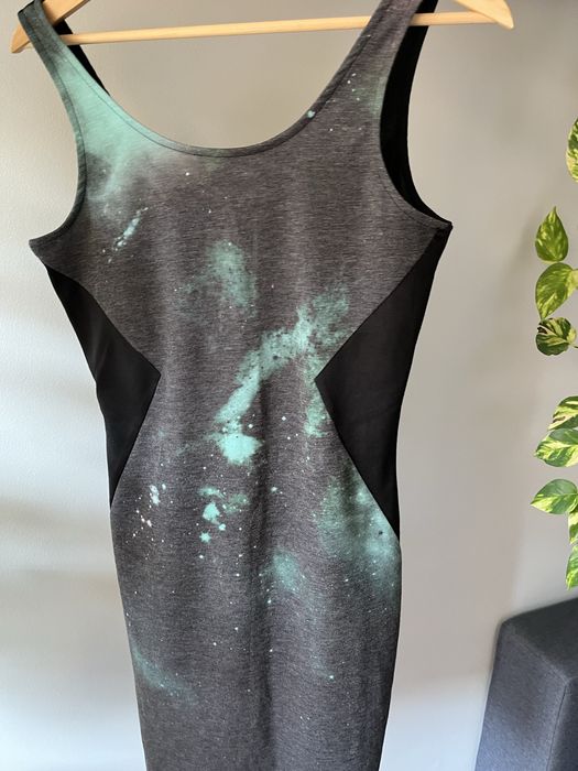 Sukienka czarno zielona obcisła z motywem kosmosu galaktyki Medicine