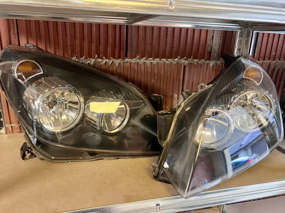 Opel Astra H reflektor prawa lampa