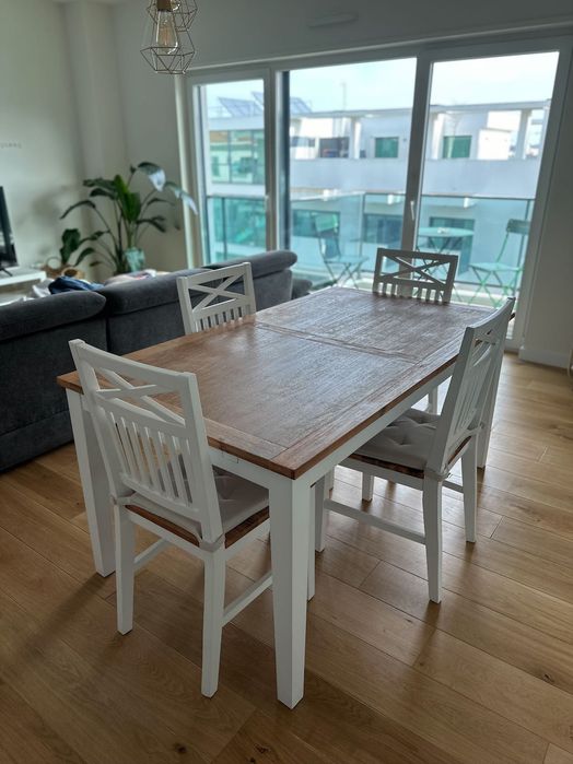 Mesa de jantar com cadeiras