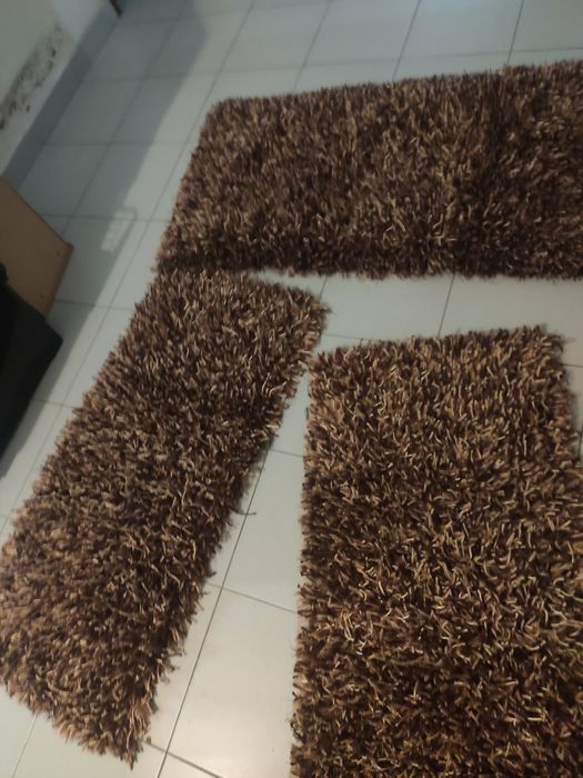 Tapetes quarto castanho com reflexos dourados pouco uso são 3