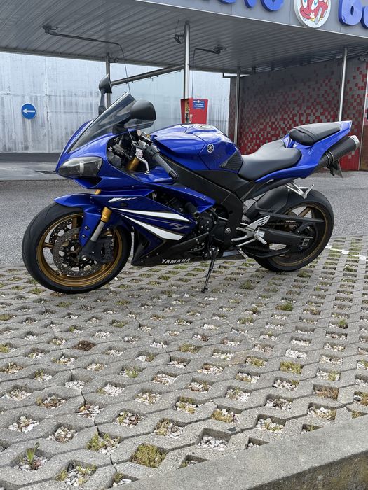 Yamaha YZF R1 —-