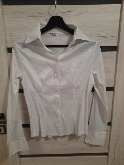 Biała koszula damska.