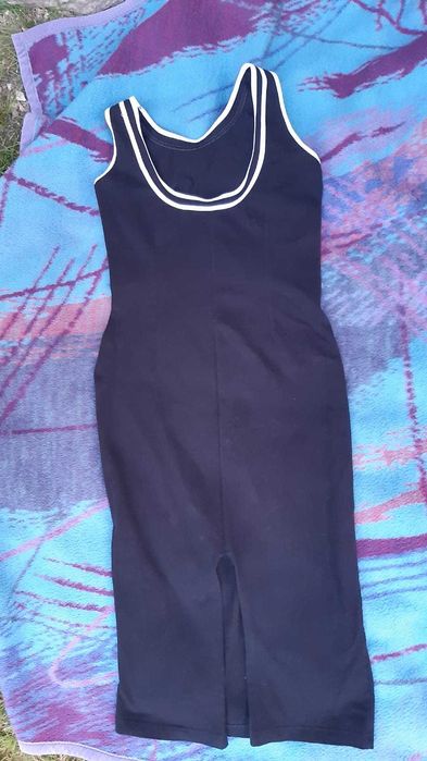 Sukienka czarna z dekoltem