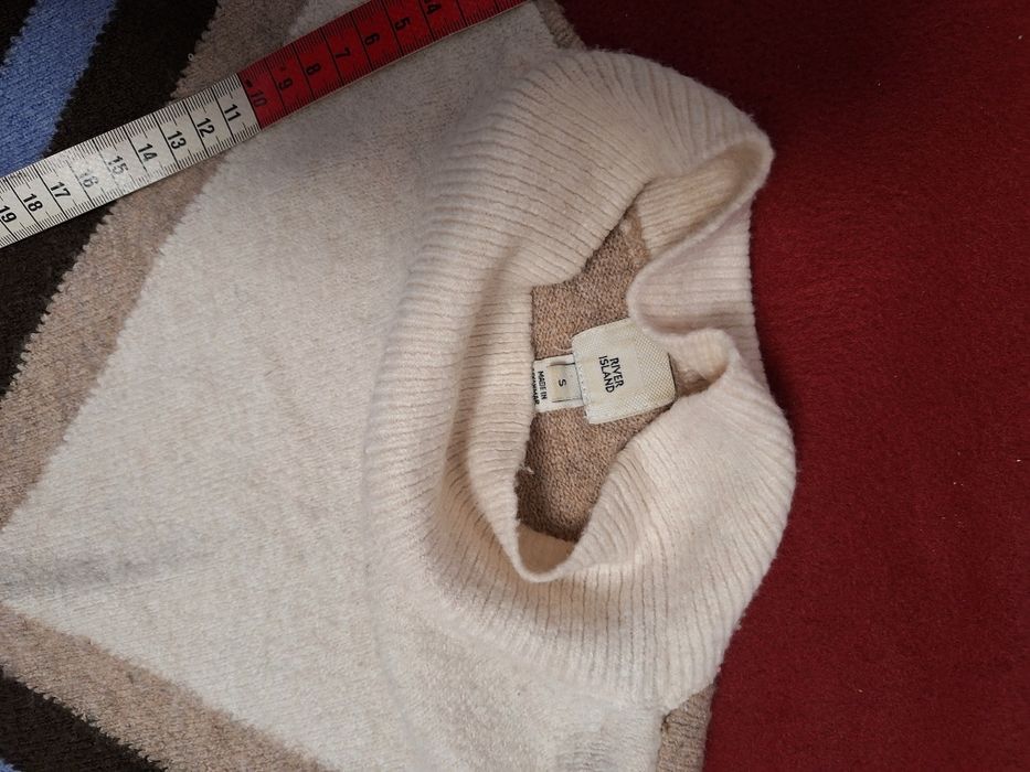 Sweterek damski beżowy.