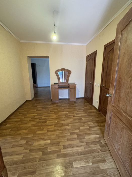 Продам  сучасний будинок в с Володарка