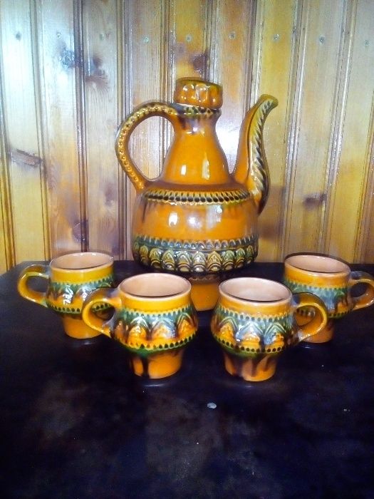 Глиняный чайник с чашками