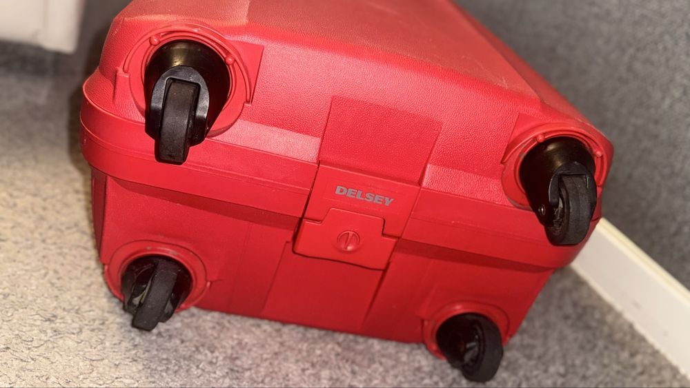Продам валізу Delsey