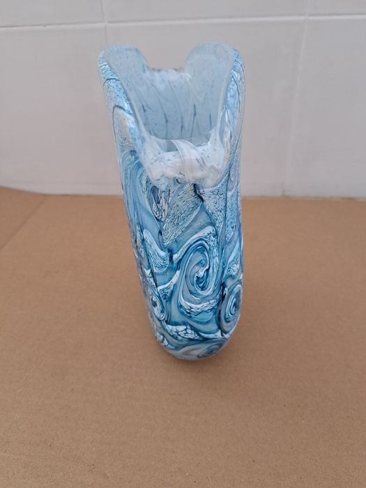 Vaso de vidro artístico Gozo artesanal com redemoinhos azuis e brancos