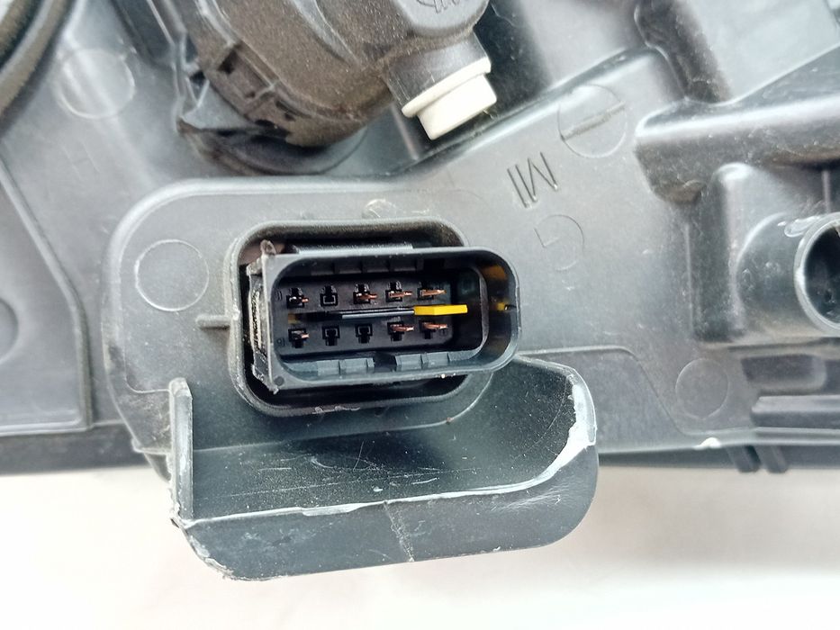 Ótica / farol esquerda PEUGEOT 208