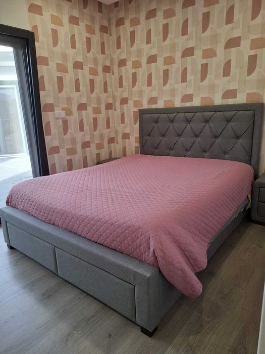 cama de casal c/ estrado e colchão + 2 mesas de cabeceira