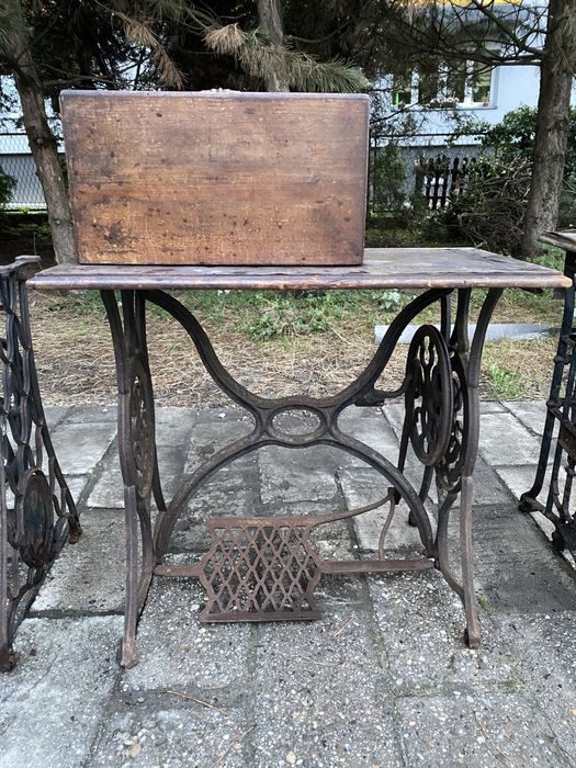 Zabytkowa, stara maszyna do szycia SINGER