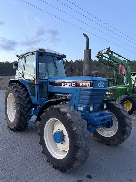 Ciągnik rolniczy Ford 8210