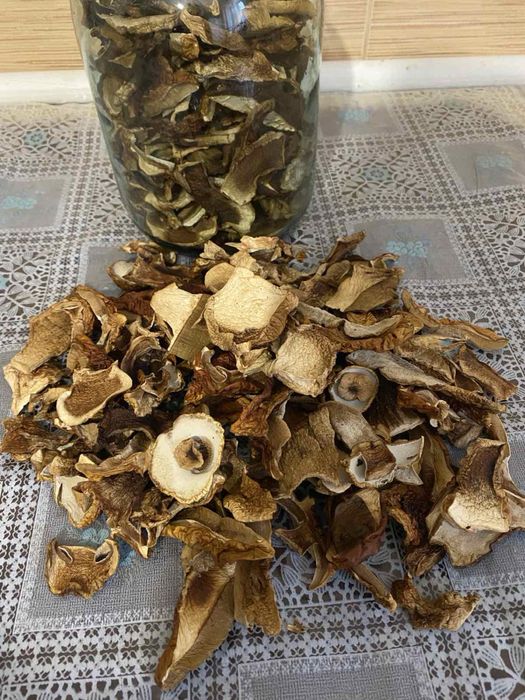 Гриби білі сушені, шапочки та слайси