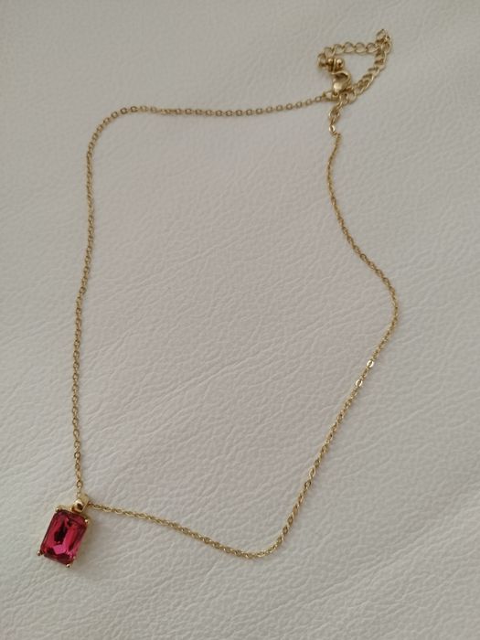Naszyjnik w kolorze zlotym z różowym kamieniem w złotej ramce  AVON
