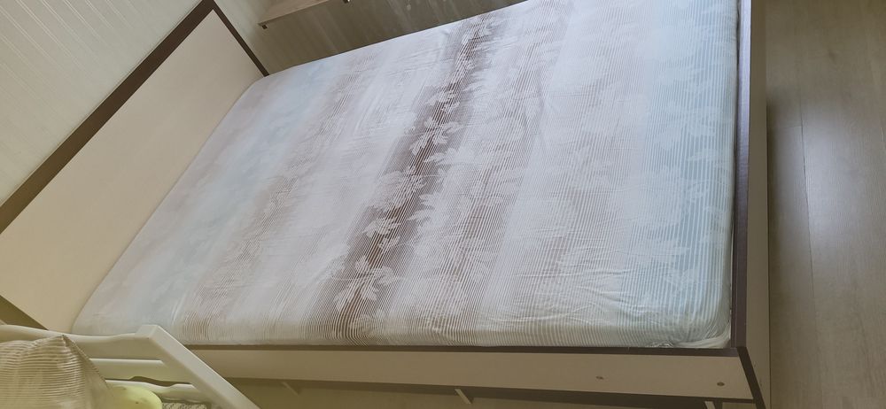 Кровать с матрасом